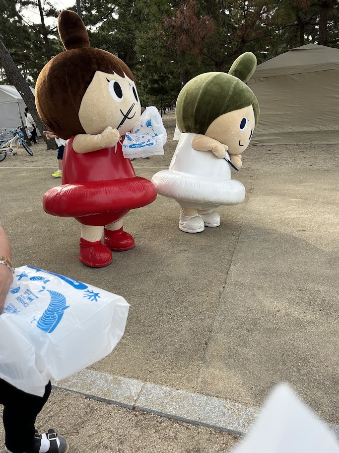 公式】うみぞら映画祭2024 ベルちゃんルコちゃんゴミ回収に活躍